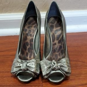 Peuter colored peep toe heel